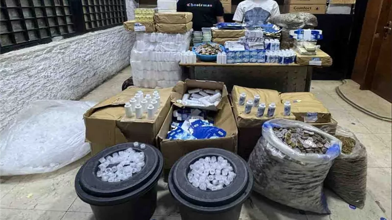 8500 عبوة ومواد مجهولة.. ضبط مصنع محاليل عدسات داخل شقة بدار السلام