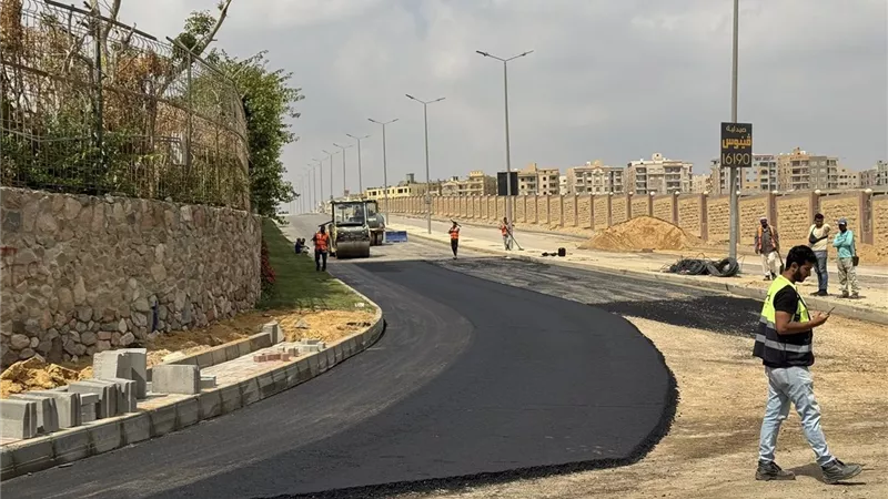 تطوير المشروعات التنموية ورصف الطرق بمدينة القاهرة الجديدة.. تفاصيل