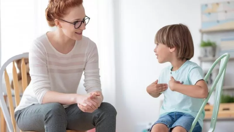 التوعية مقابل التربية.. كيف تحمي الأطفال من المخاطر النفسية والجسدية
