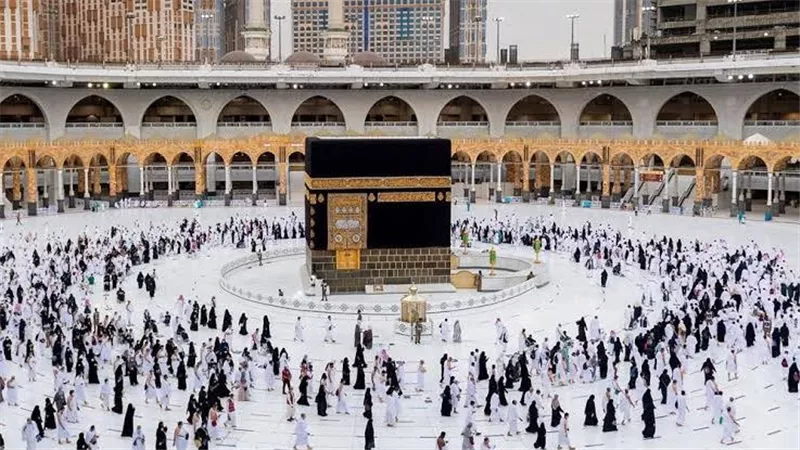 فتاوى الحج 2025.. ما حكم التحدث والمزح والضحك أثناء الطواف والسعي؟