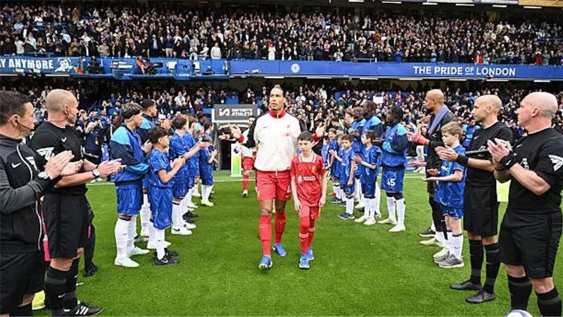 ممر شرفي من تشيلسي لنجوم ليفربول بعد التتويج بلقب الدوري الإنجليزي 