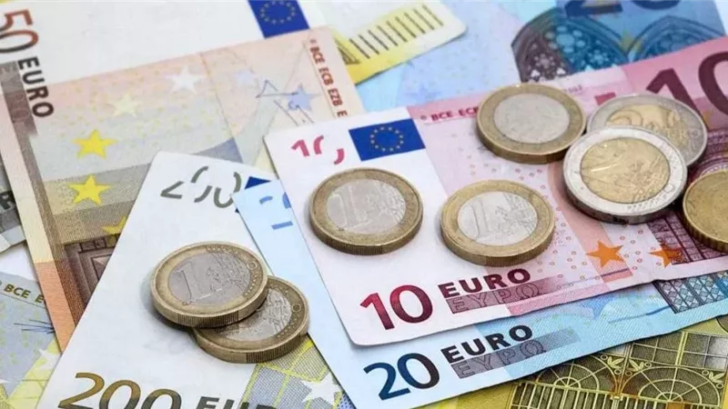 اليورو يتراجع أمام الجنيه بنسبة تزيد عن 3.5% خلال آخر 60 يوما