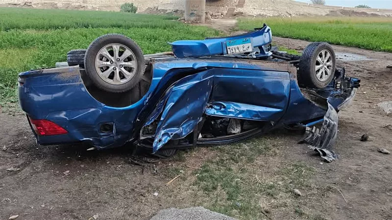 سقوط سيارة ملاكي من أعلى الطريق الإقليمي بالصف والأسرة في خطر
