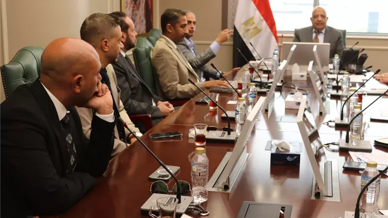 وزير الكهرباء يجتمع بمسئولي شركة 