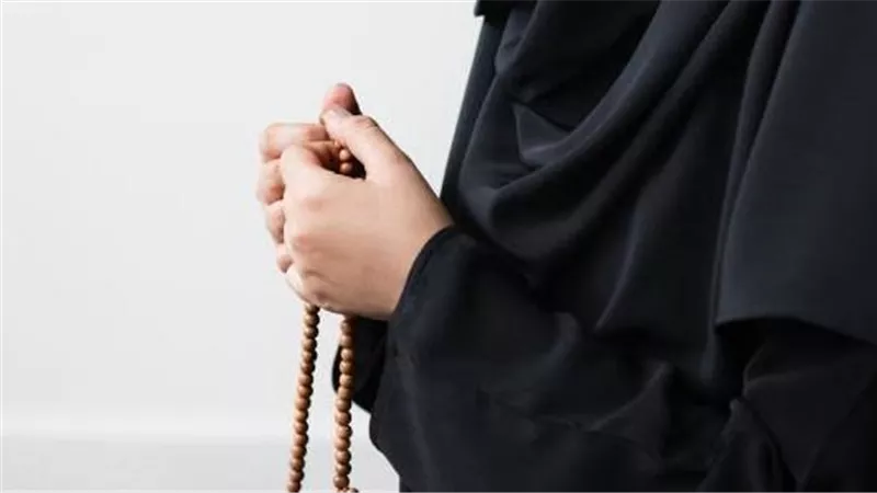 هل يجوز للحائض حضور غسل الميت؟ دار الإفتاء تحسم الجدل وتوضح الرأي الشرعي