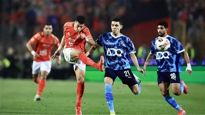 تفاصيل طلب الأهلي حكام أجانب لمباراة بيراميدز في الدوري.. 