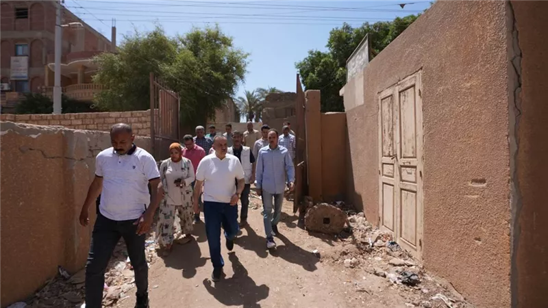 محافظ أسيوط يتفقد مركز تنمية الأسرة ببني محمديات ويوجه بإخلاء 11 جمعية أهلية 