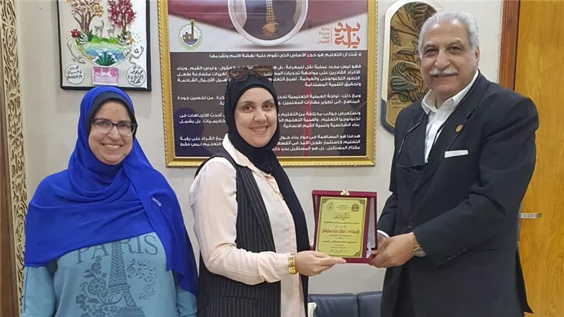 مدير تعليم القليوبية يكرم النماذج المتميزة بمسابقه 100 معلم متمكن مبدع