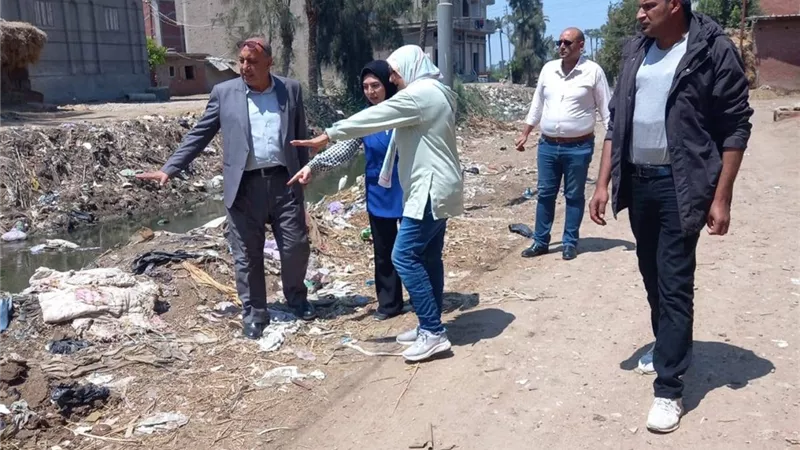 نائب محافظ دمياط لرئيس مدينة كفر البطيخ : القمامة في كل مكان 