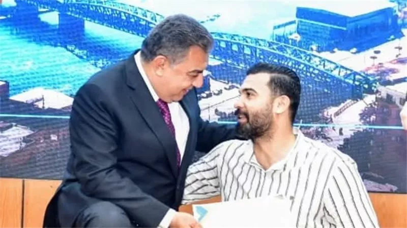 في مشهد إنساني.. محافظ الدقهلية ينحني لتكريم عامل من ذوي الهمم
