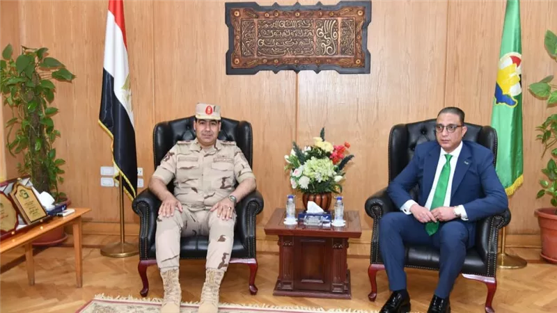 محافظ الفيوم يلتقي قائد قوات الدفاع الشعبي والعسكري على هامش الندوة التثقيفية 