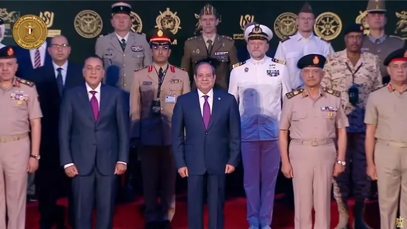 السيسي يلتقط صورًا تذكارية خلال افتتاح بطولة العالم العسكرية للفروسية الـ25