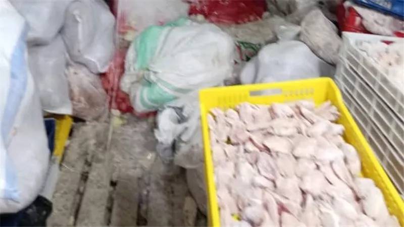 ضبط  12 طن مصنعات وأجزاء دواجن منتهية الصلاحية قبل بيعها للمواطنين بالقليوبية