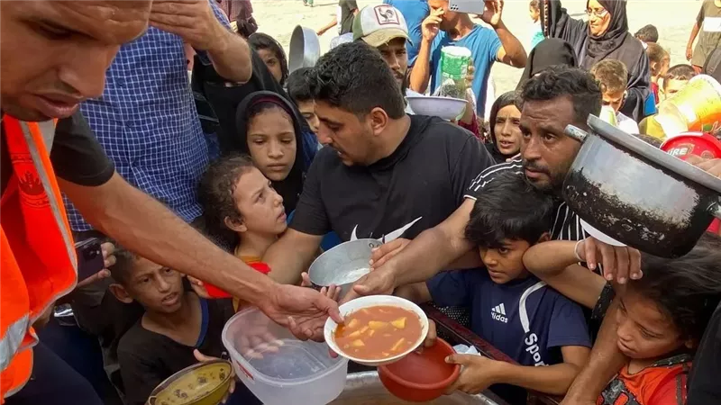 صباحي يطلق صرخة إغاثة: أنقذوا أطفال غزة من الموت جوعًا