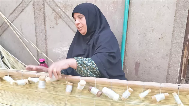 أياد لا تعرف البطالة.. سيدات المنوفية يبدعن في صناعة الحصير بقرية سلامون
