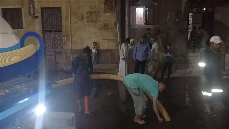 رئيس مدينة قوص يشرف على أعمال إصلاح شبكة الصرف الصحي بمنطقة العمري بقنا 