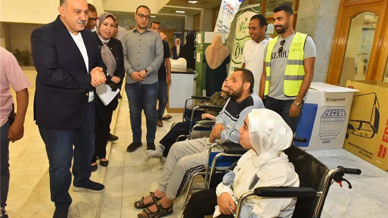محافظ أسيوط يسلم كراسي متحركة وسماعات طبية للأطفال ذوي الهمم وأجهزة للعرائس