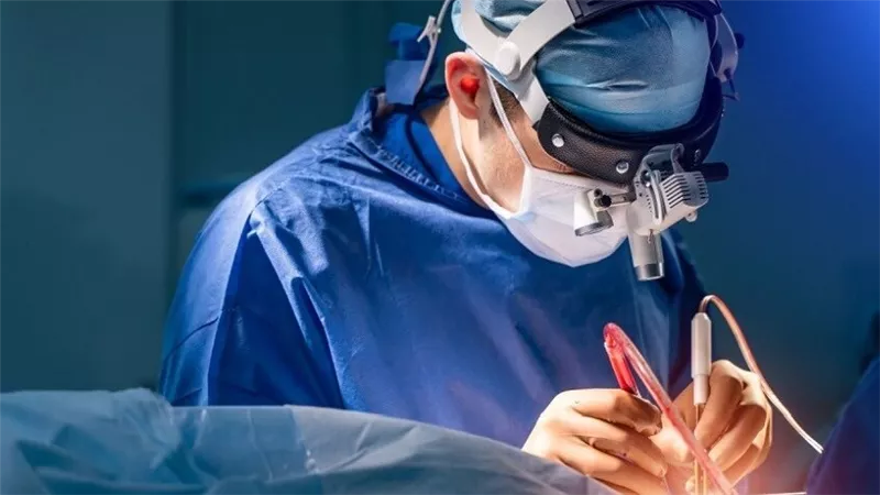 لأول مرة عالميًا.. أطباء ينجحون في استئصال ورم بالعمود الفقري عبر العين