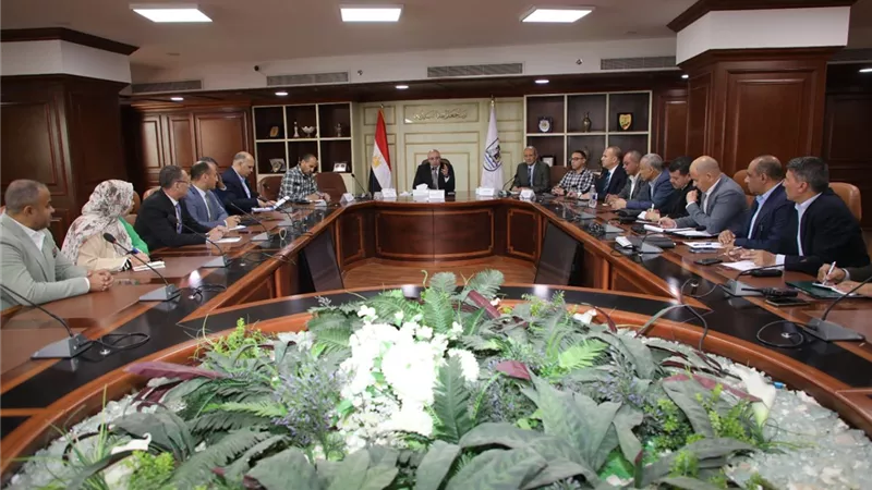 محافظ بني سويف يناقش خطة متكاملة لضبط الأسواق واستقرار أسعار السلع الأساسية 