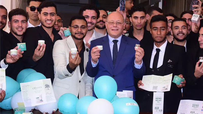 مشاريع تخرج طلاب صيدلة سوهاج .. علاج الأكزيما والصدفية بمستحضرات طبيعية 100%