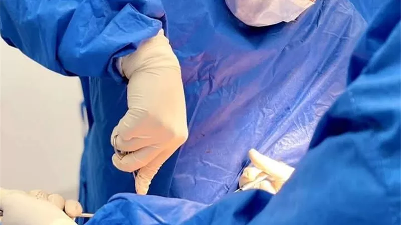 استغرقت 6 ساعات .. استئصال ورم خبيث لمريض من قطاع غزه بمستشفيات جامعة أسيوط
