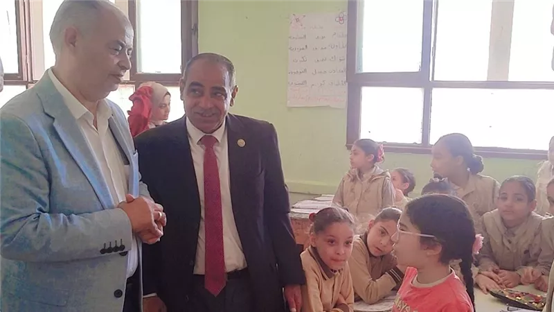 عبد القوي والمتولي ينفذان جولة متابعة ميدانية بمدارس إدارة أبشواي بالفيوم |صور