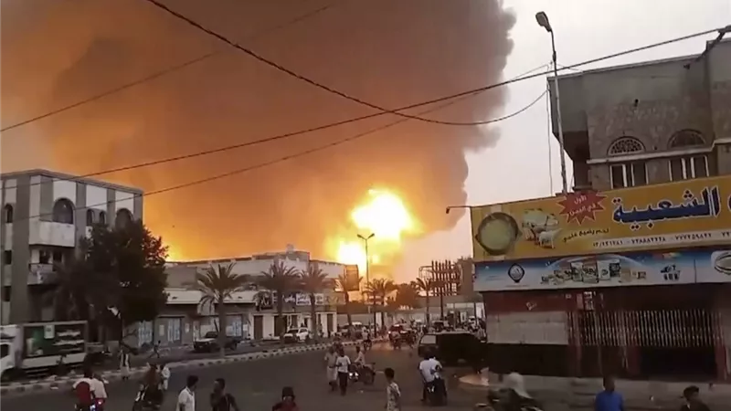 إسرائيل تشن 15 غارة على مطار صنعاء ومخاوف لدى منظمات الإغاثة الدولية