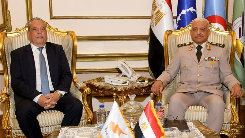 الفريق أول عبدالمجيد صقر وزير الدفاع والإنتاج الحربى يلتقى نظيره القبرصي 