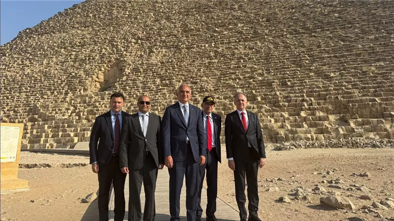 وزير السياحة التركي يزور منطقة الأهرامات ويعلق: عبقرية المصري القديم لا تتكرر 