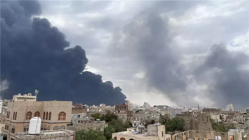غارات إسرائيلية تدمر 3 طائرات مدنية بمطار صنعاء.. والخطوط اليمنية: كارثة