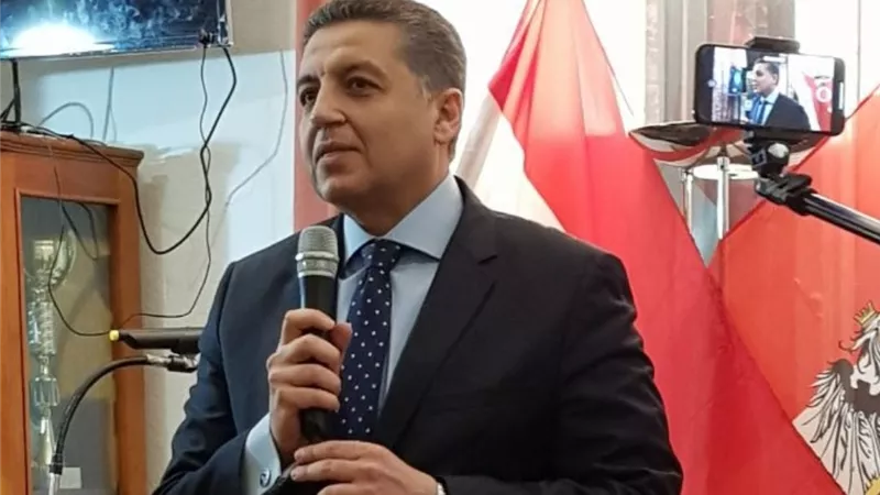 سفير مصر في اليونان : القاهرة تخطو بثبات نحو الطاقة الجديدة والربط الكهربائي  