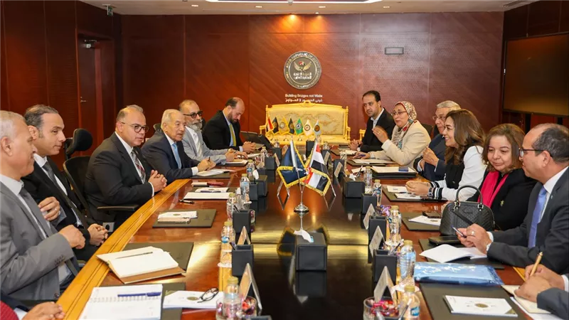 اجتماع للمالية والتنمية المحلية للاستفادة من الخدمات غير المصرفية    