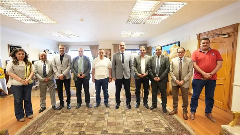 محافظ أسيوط يلتقي لجنة وزارة الشباب والرياضة لبحث تطوير استاد الأربعين الرياضي