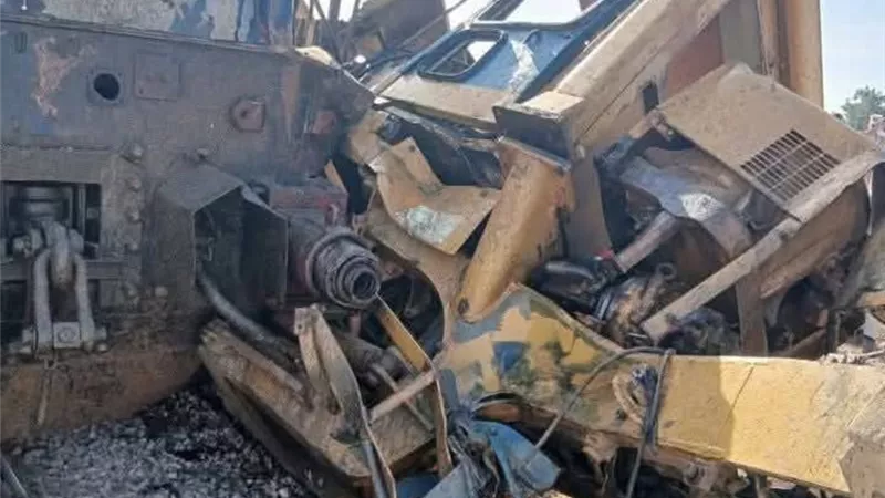 دماء على القضبان.. تفاصيل اصطدام لودر بقطار ركاب بمطروح 