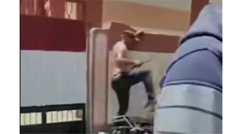«بيحاول يشوف ابنه».. أول تعليق من التعليم على اقتحام شخص مدرسة فى دمياط  