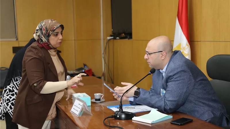 محافظ بني سويف يُقرر صرف مساعدة مالية لمواطن ويوجه بتوفير حلول للشكاوى 