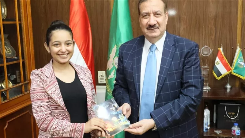 محافظ المنوفية يلتقي الطالبة  