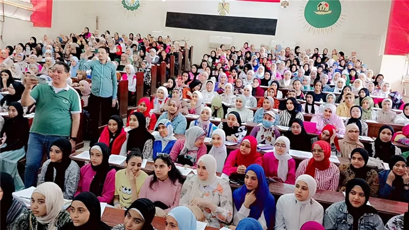 وكيل تعليم الفيوم يشهد المحاضرات المجانية لطلاب الشهادة الإعدادية بغرب الفيوم 