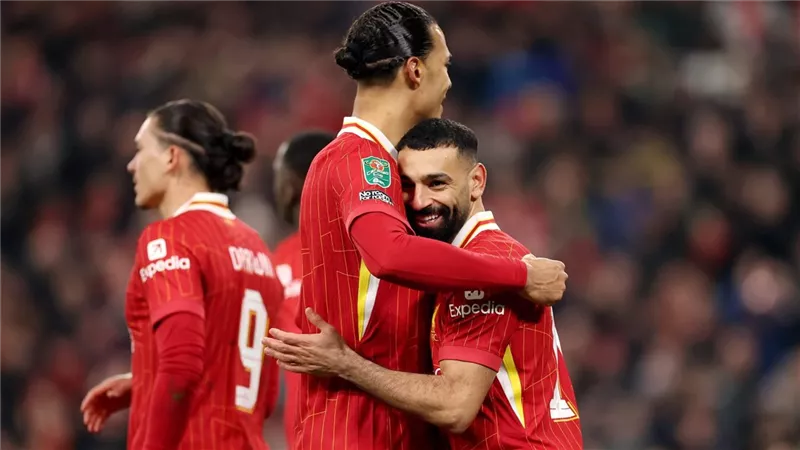 صراع شرس بين محمد صلاح وفان دايك على جائزة الأفضل في إنجلترا