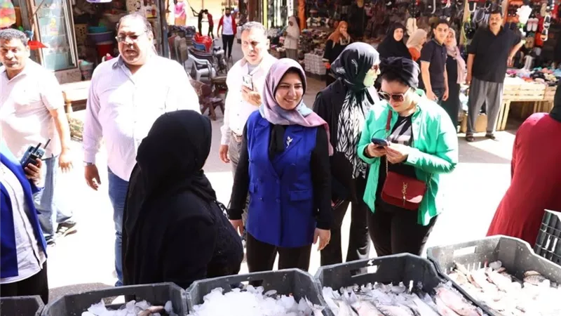 نائب محافظ دمياط تتابع ضبط أسعار الأسماك والسلع في جولة ميدانية |صور