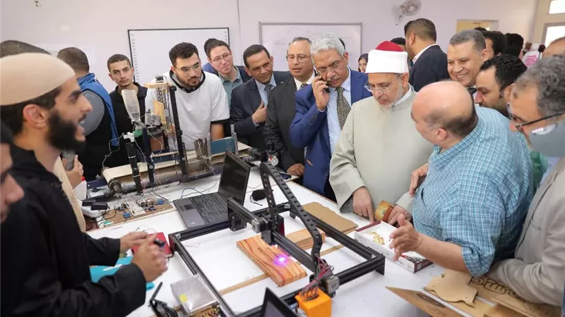رئيس جامعة الأزهر يتفقد معرض كلية الهندسة للتطبيقات الهندسية.. صور