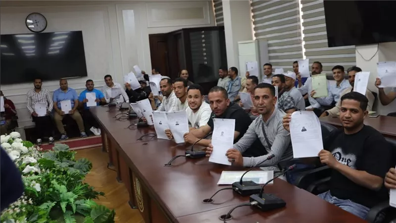 وزير العمل يُسلم عقود عمل للمتقدمين على فرص عمل بالإمارات 