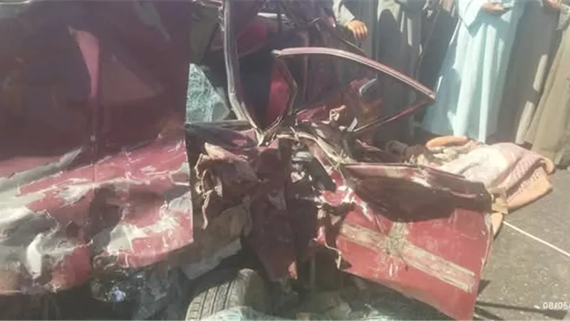 حادث مروع على طريق مصر- أسيوط الزراعي.. إصابة عائلة وتحطم تروسيكل