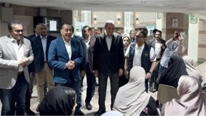 «لخدمة 120 ألف مواطن»… حوار ودي بين رئيس الوزراء والأهالي بمستشفى محلة مرحوم 