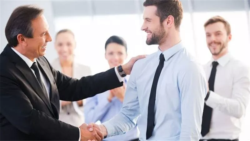 كيف تتعامل مع مديرك الصعب دون أن تخسر عملك أو هدوءك؟