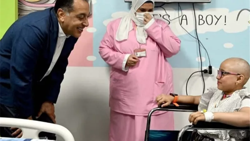 رئيس الوزراء يستمع لمطالب صغيرة داخل معهد أورام طنطا