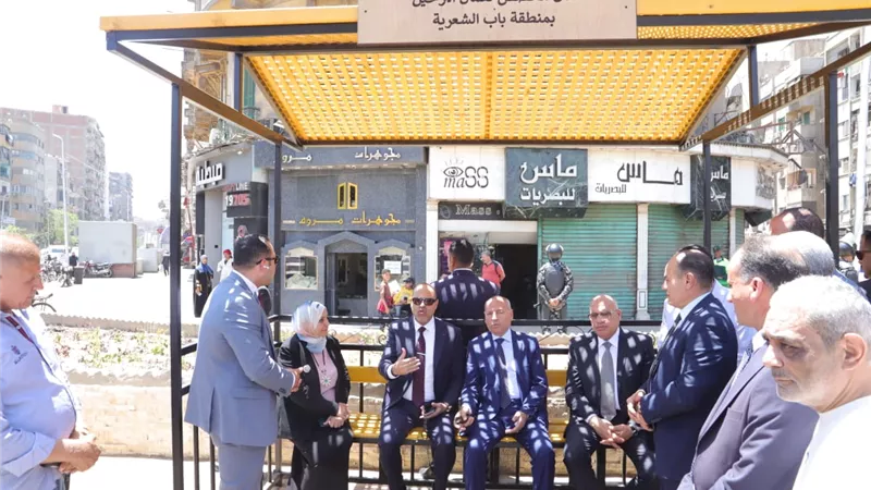 وزير العمل ومحافظ القاهرة يتفقدان أماكن انتظار عمال التراحيل في باب الشعرية