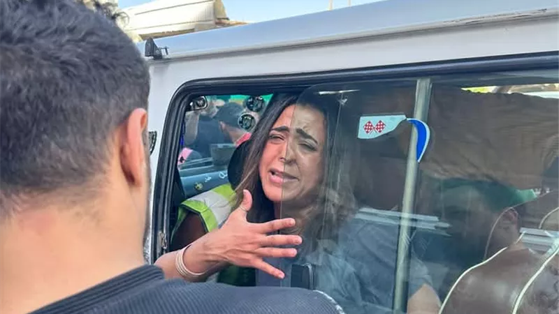 الأهالي يحبطون محاولة سيدة خطف طفلتين داخل موقف المرج بالقاهرة| صور 