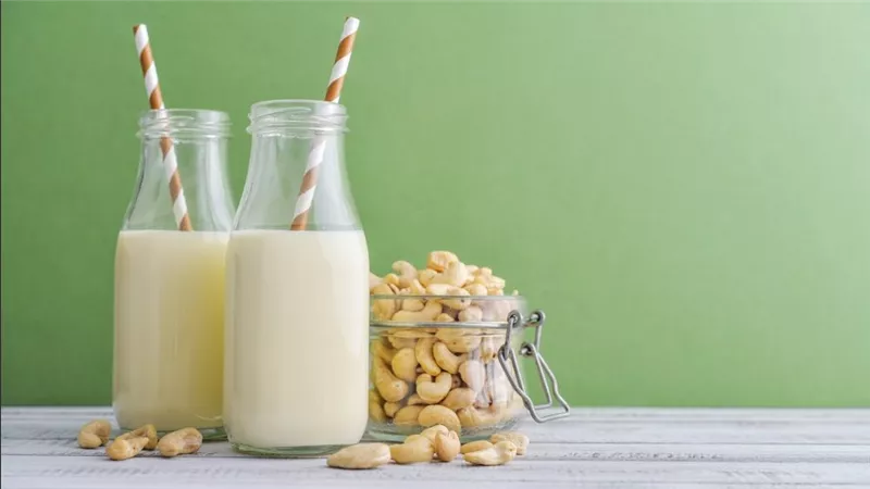 حليب الكاجو .. البديل النباتي المثالي لصحة أفضل للجميع 