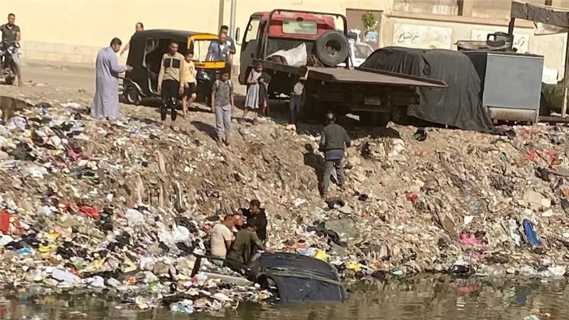 إصابة مواطن أثر سقوط سيارة ملاكي بمصرف زراعى بالفيوم 